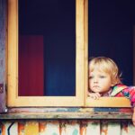 Hur man Barnsäkrar dina Fönster och Dörrar: Praktiska Lösningar